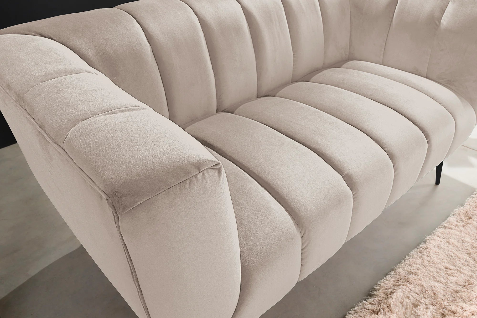SOFA NOBLESSE 2 osobowa 165 CM SZAMPAŃSKI AKSAMIT / 44537 / INVICTA INTERIOR -  Meblowy Sklep Internetowy Inventio