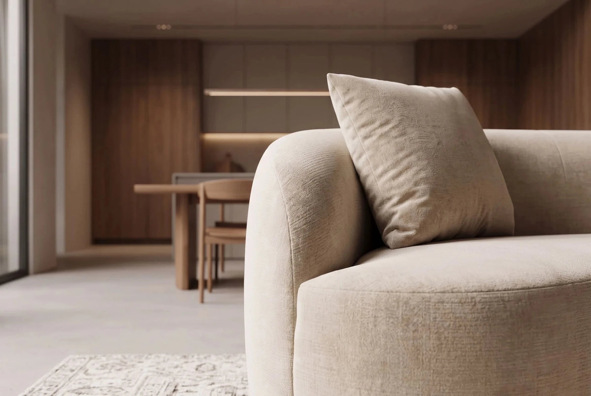 Beżowa sofa ATELIER 230 cm z aksamitną tapicerką i zaokrąglonymi kształtami do salonu