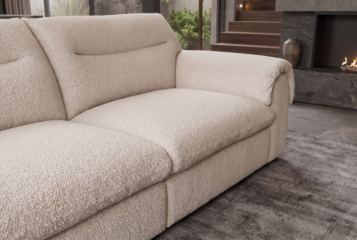 Beżowa sofa boucle do salonu , miękka tapicerka, szerokie podłokietniki, sprężyny Nosag