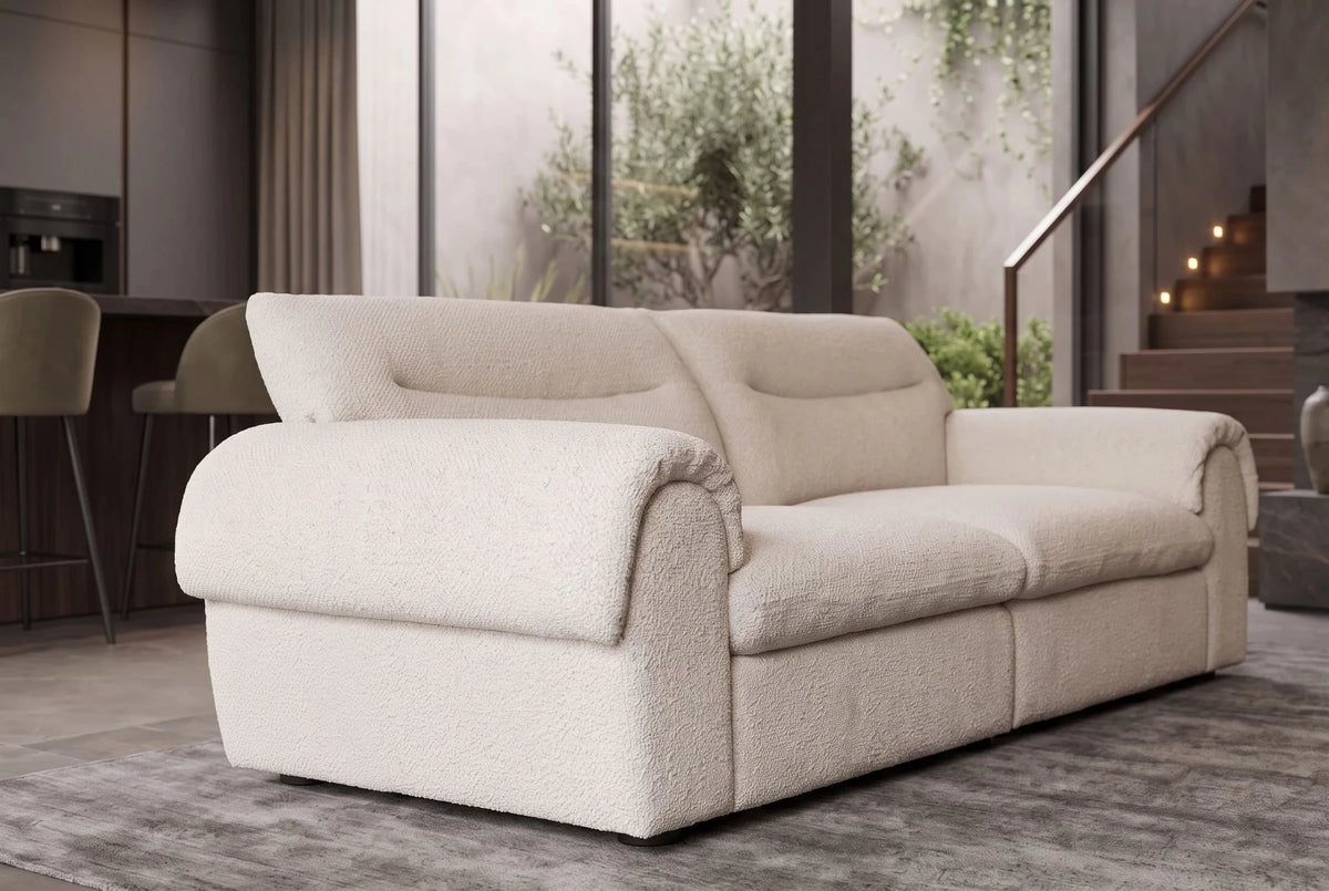 Beżowa sofa boucle do salonu , miękka tapicerka, szerokie podłokietniki, sprężyny Nosag