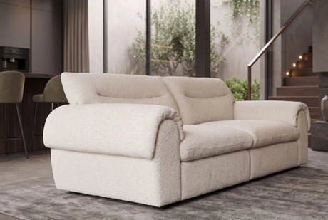 Beżowa sofa boucle do salonu , miękka tapicerka, szerokie podłokietniki, sprężyny Nosag