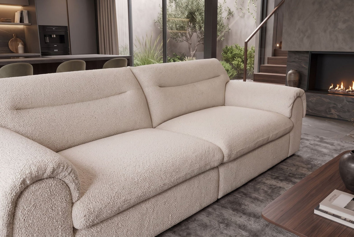 Beżowa sofa boucle do salonu , miękka tapicerka, szerokie podłokietniki, sprężyny Nosag