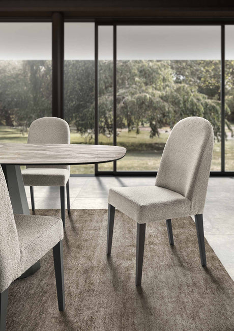 Włoskie krzesło tapicerowane Dune od Status Italy – nowoczesny design, elegancja i komfort do jadalni lub salonu