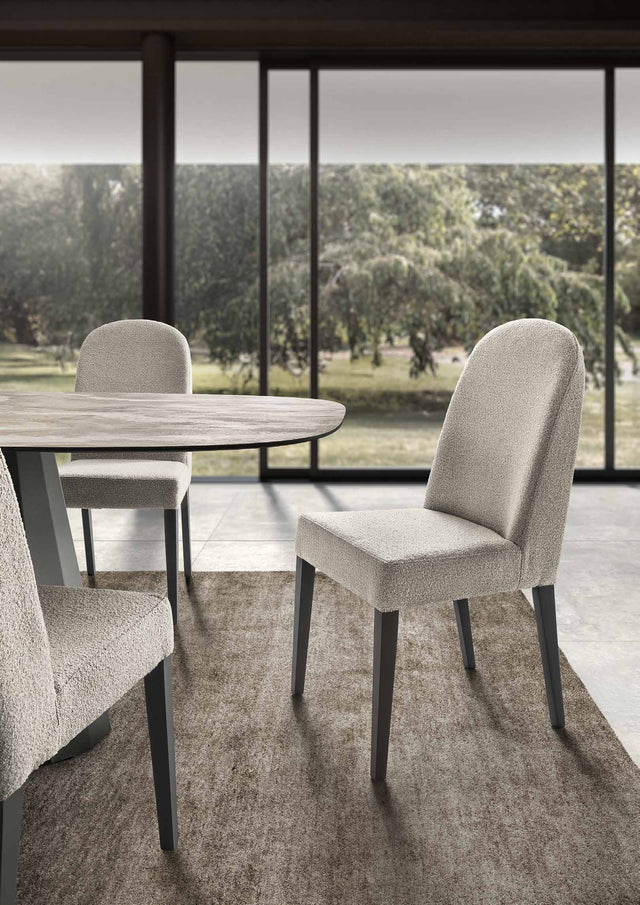 Włoskie krzesło tapicerowane Dune od Status Italy – nowoczesny design, elegancja i komfort do jadalni lub salonu