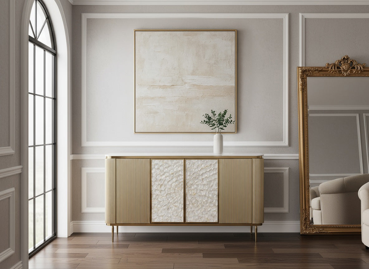Komoda 2-drzwiowa: złota rama, ryflowane boki, perłowe fronty z motywem rozety, smukłe złote nogi, jasny blat na wysoki połysk