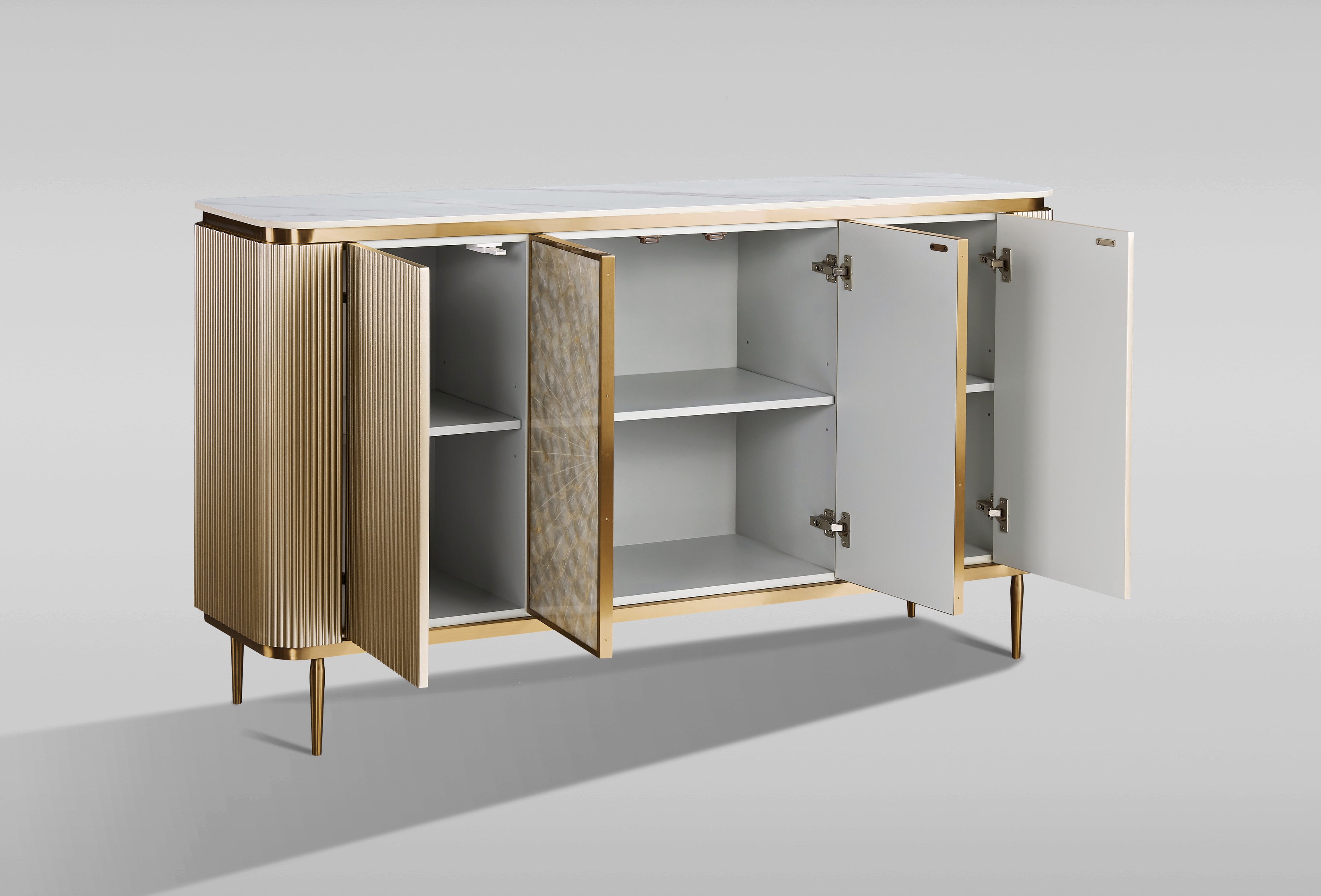 Komoda 2-drzwiowa: złota rama, ryflowane boki, perłowe fronty z motywem rozety, smukłe złote nogi, jasny blat na wysoki połysk