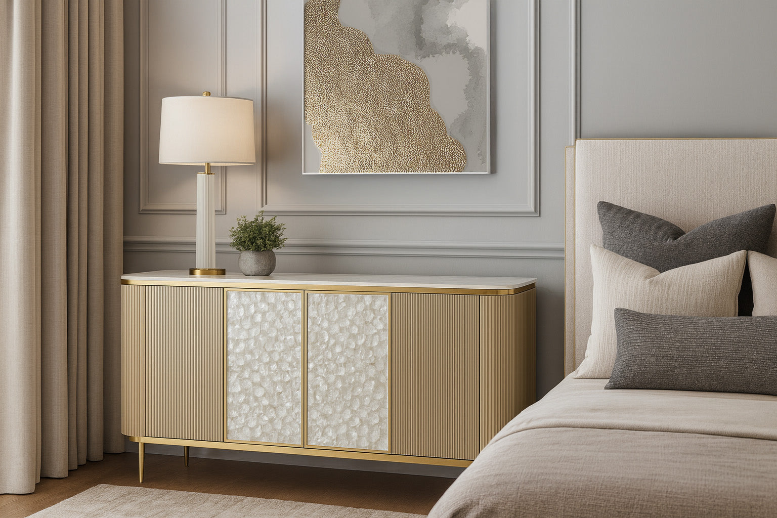 Komoda 2-drzwiowa: złota rama, ryflowane boki, perłowe fronty z motywem rozety, smukłe złote nogi, jasny blat na wysoki połysk