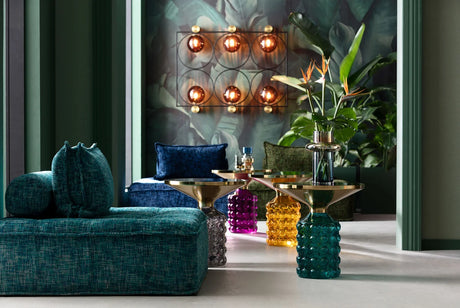 Żółty szklany stolik pomocniczy z okrągłym szklanym blatem i złotym wykończeniem