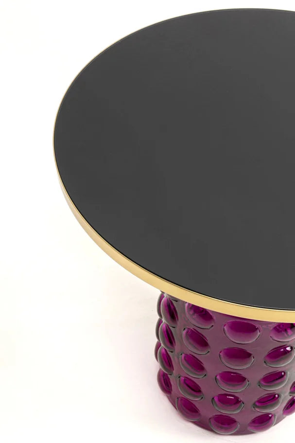 Fioletowy szklany stolik pomocniczy z okrągłym szklanym blatem i złotym wykończeniem