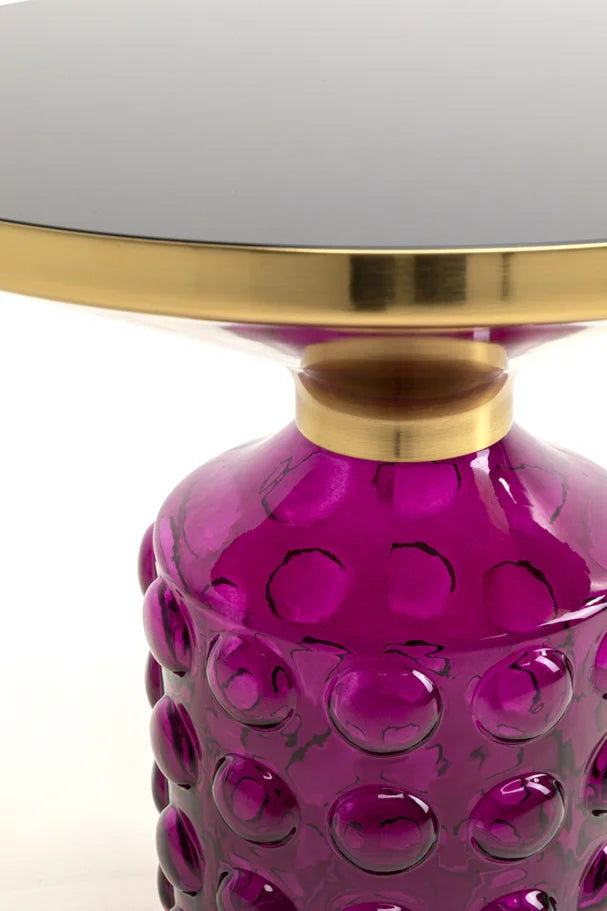 Fioletowy szklany stolik pomocniczy z okrągłym szklanym blatem i złotym wykończeniem