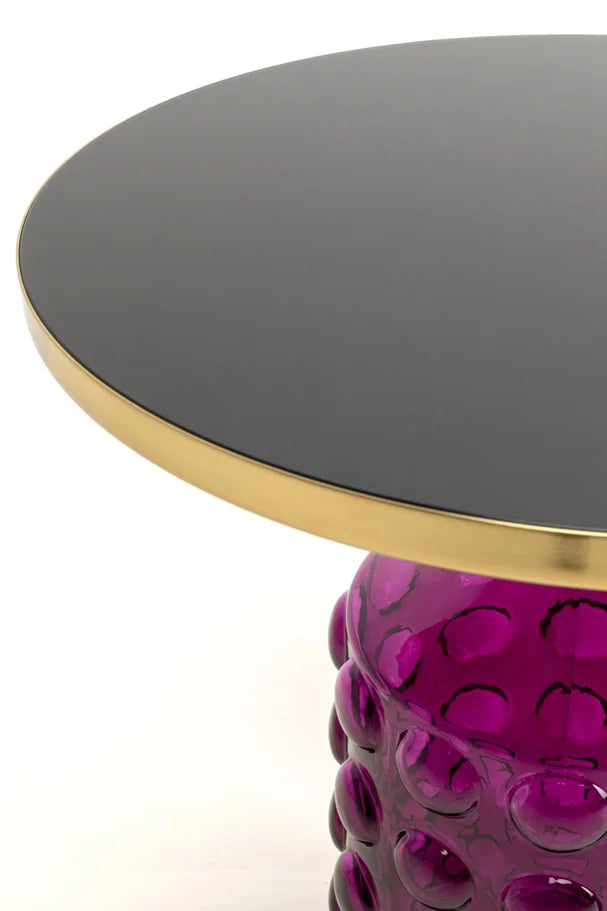 Fioletowy szklany stolik pomocniczy z okrągłym szklanym blatem i złotym wykończeniem