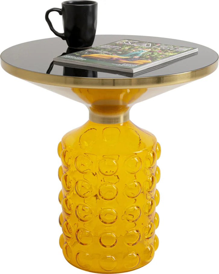 Żółty szklany stolik pomocniczy z okrągłym szklanym blatem i złotym wykończeniem