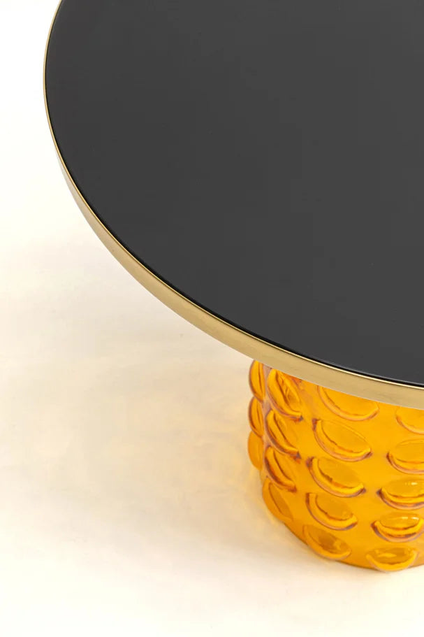 Żółty szklany stolik pomocniczy z okrągłym szklanym blatem i złotym wykończeniem