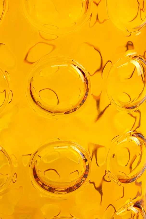 Żółty szklany stolik pomocniczy z okrągłym szklanym blatem i złotym wykończeniem