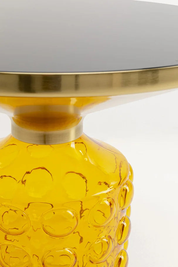 Żółty szklany stolik pomocniczy z okrągłym szklanym blatem i złotym wykończeniem