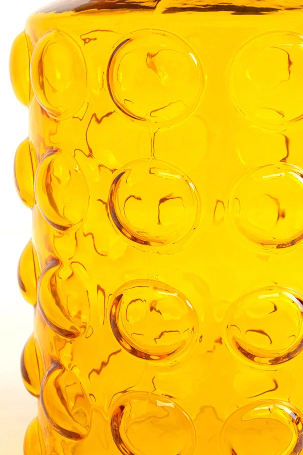 Żółty szklany stolik pomocniczy z okrągłym szklanym blatem i złotym wykończeniem