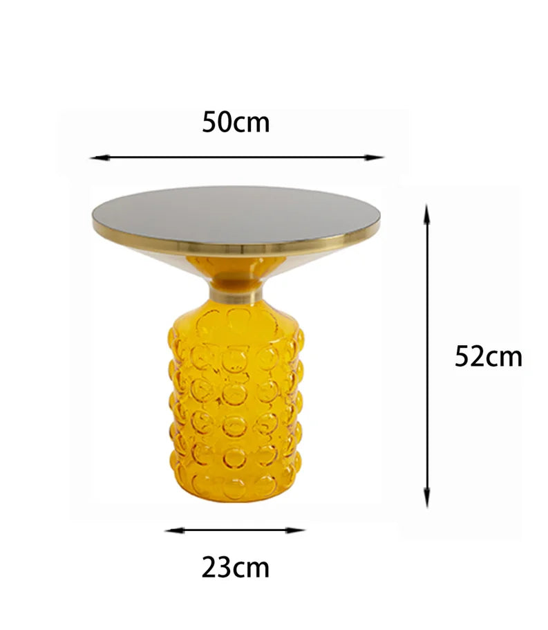 Żółty szklany stolik pomocniczy z okrągłym szklanym blatem i złotym wykończeniem