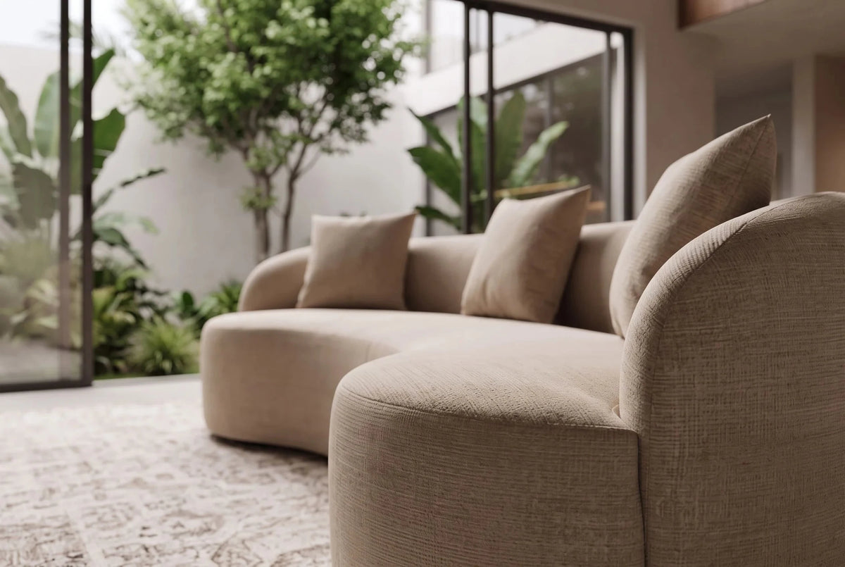 Beżowa sofa ATELIER 230 cm z aksamitną tapicerką i zaokrąglonymi kształtami do salonu