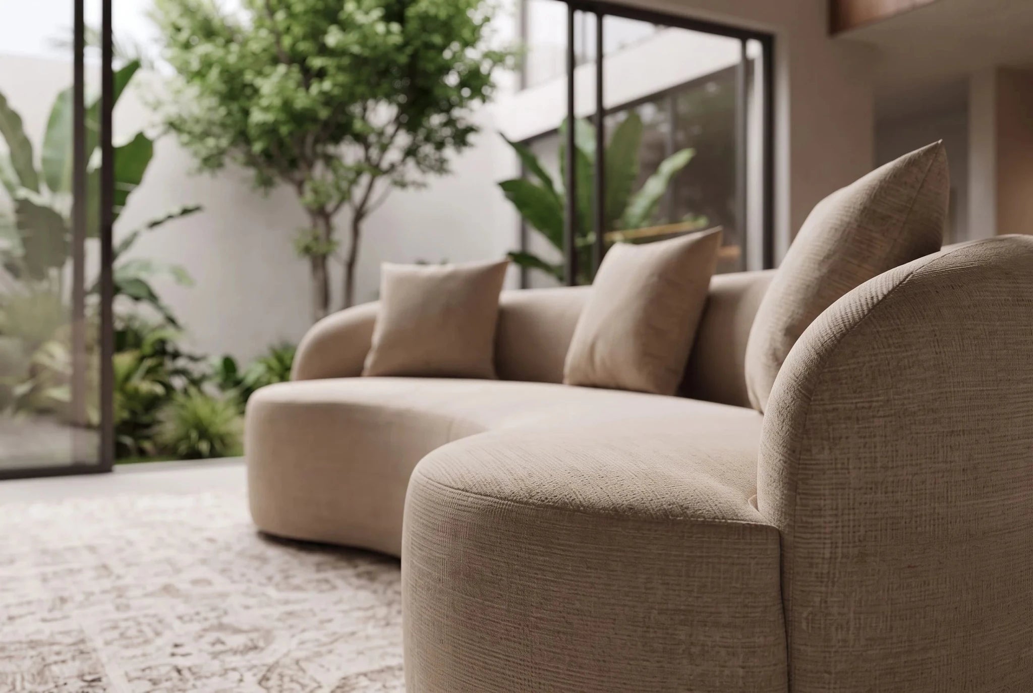 Beżowa sofa ATELIER 230 cm z aksamitną tapicerką i zaokrąglonymi kształtami do salonu
