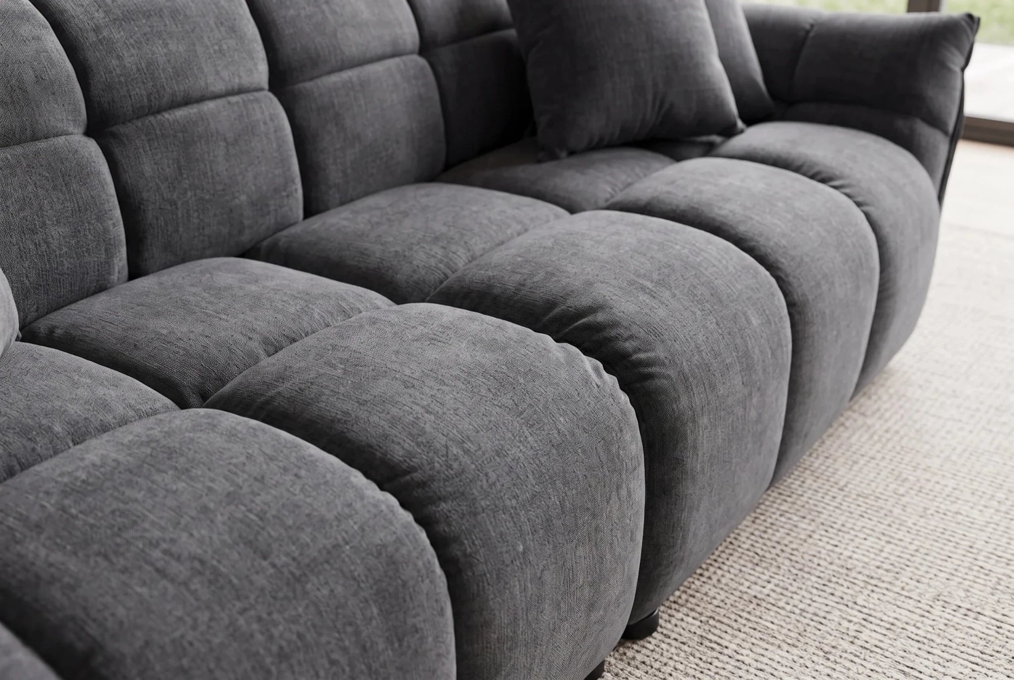 Ciemnoszara sofa CLOUD w tkaninie velvet o zaokrąglonej formie do nowoczesnego salonu