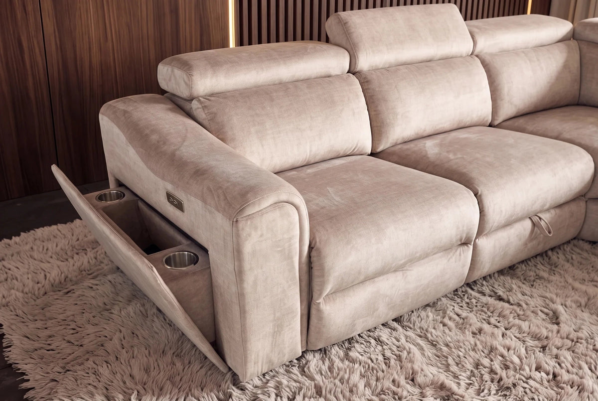 Beżowy narożnik PRIME w tkaninie velvet z elektryczną funkcją relax i schowkiem w nowoczesnym salonie