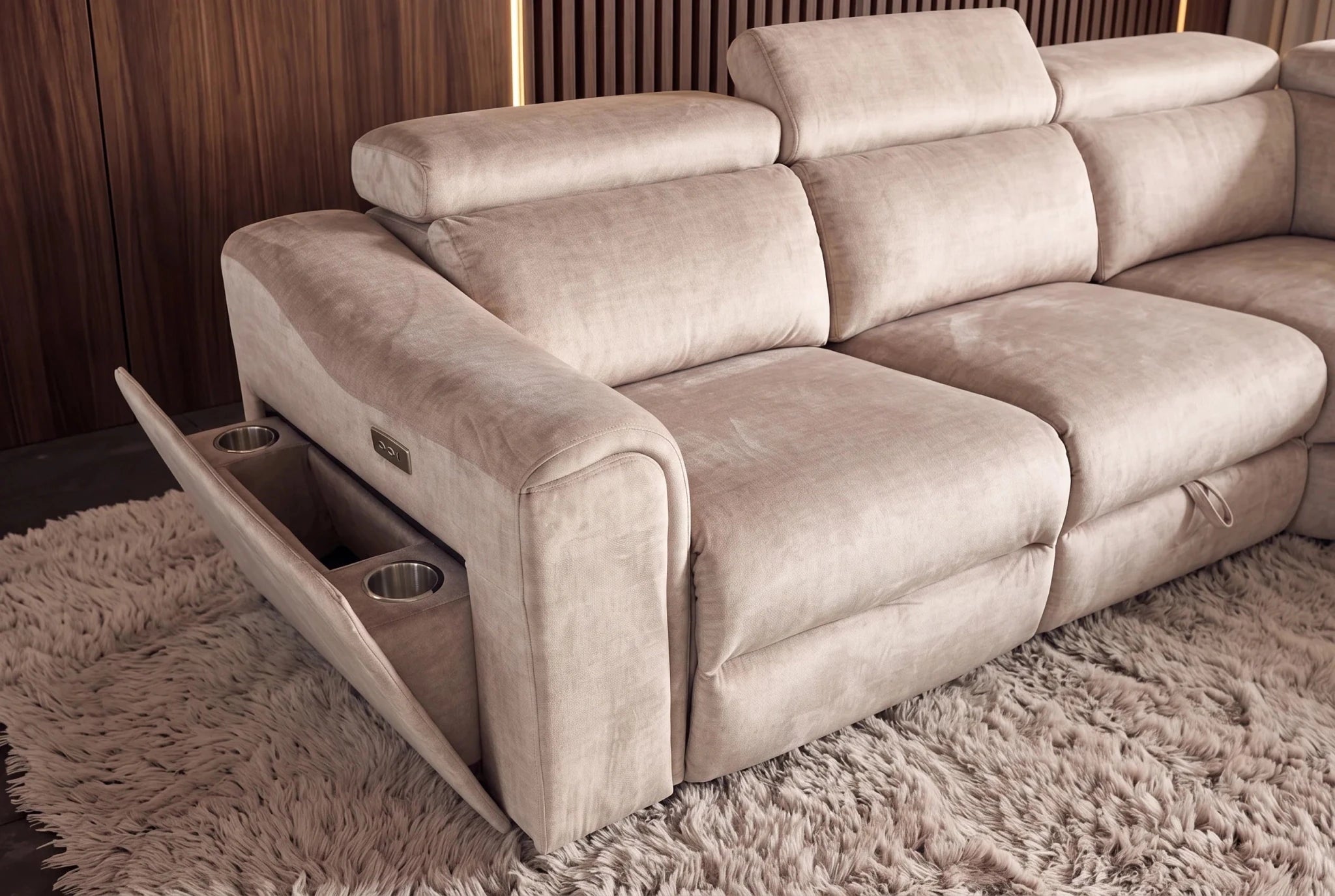 Beżowy narożnik PRIME w tkaninie velvet z elektryczną funkcją relax i schowkiem w nowoczesnym salonie