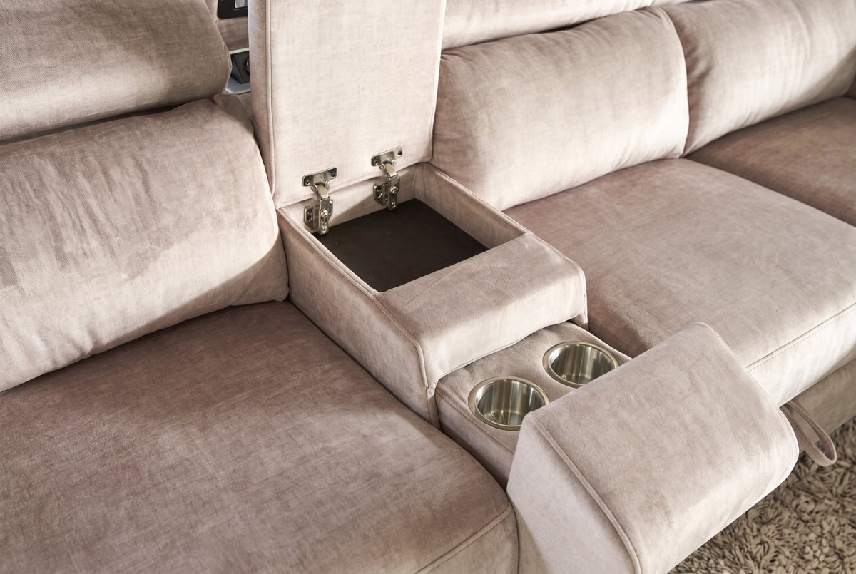 Beżowy narożnik PRIME w tkaninie velvet z elektryczną funkcją relax i schowkiem w nowoczesnym salonie