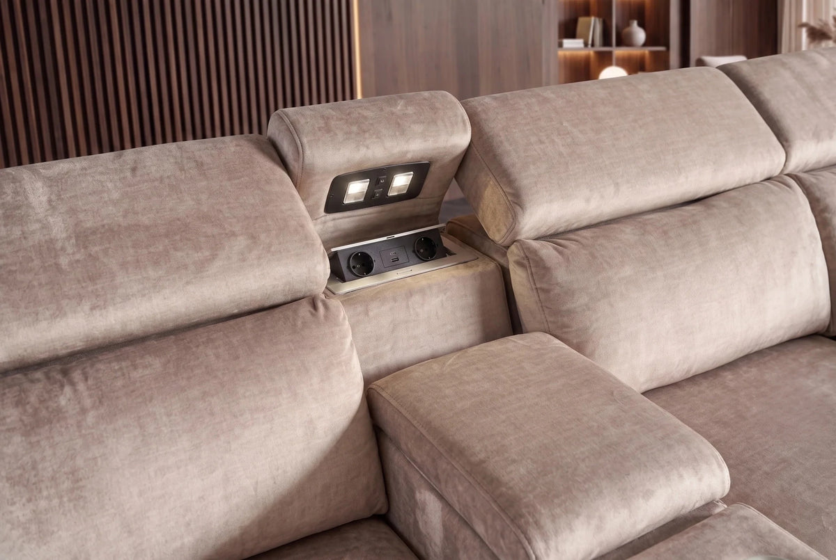 Beżowy narożnik PRIME w tkaninie velvet z elektryczną funkcją relax i schowkiem w nowoczesnym salonie