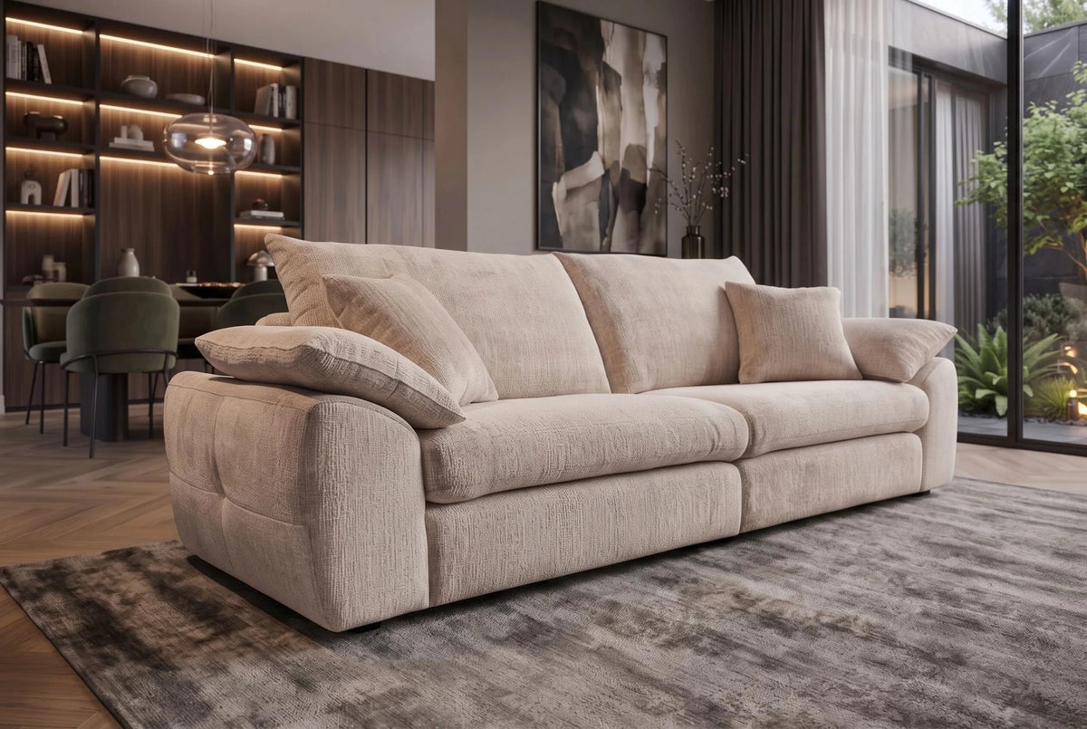 Beżowa sofa 260 cm w tkaninie szenilowej z miękkimi poduszkami do nowoczesnego salonu.