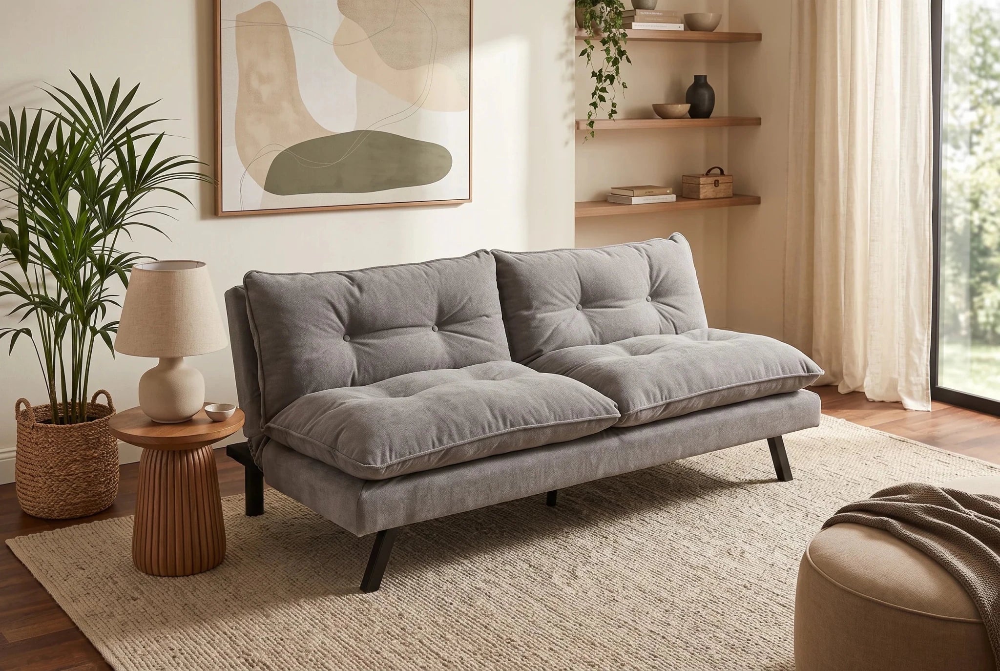 Jasno szara sofa rozkładana z tapicerką szenilową i czarnymi nogami z drewna eukaliptusowego