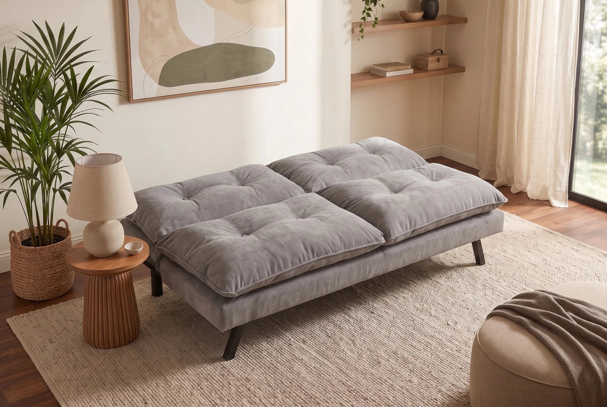 Jasno szara sofa rozkładana z tapicerką szenilową i czarnymi nogami z drewna eukaliptusowego