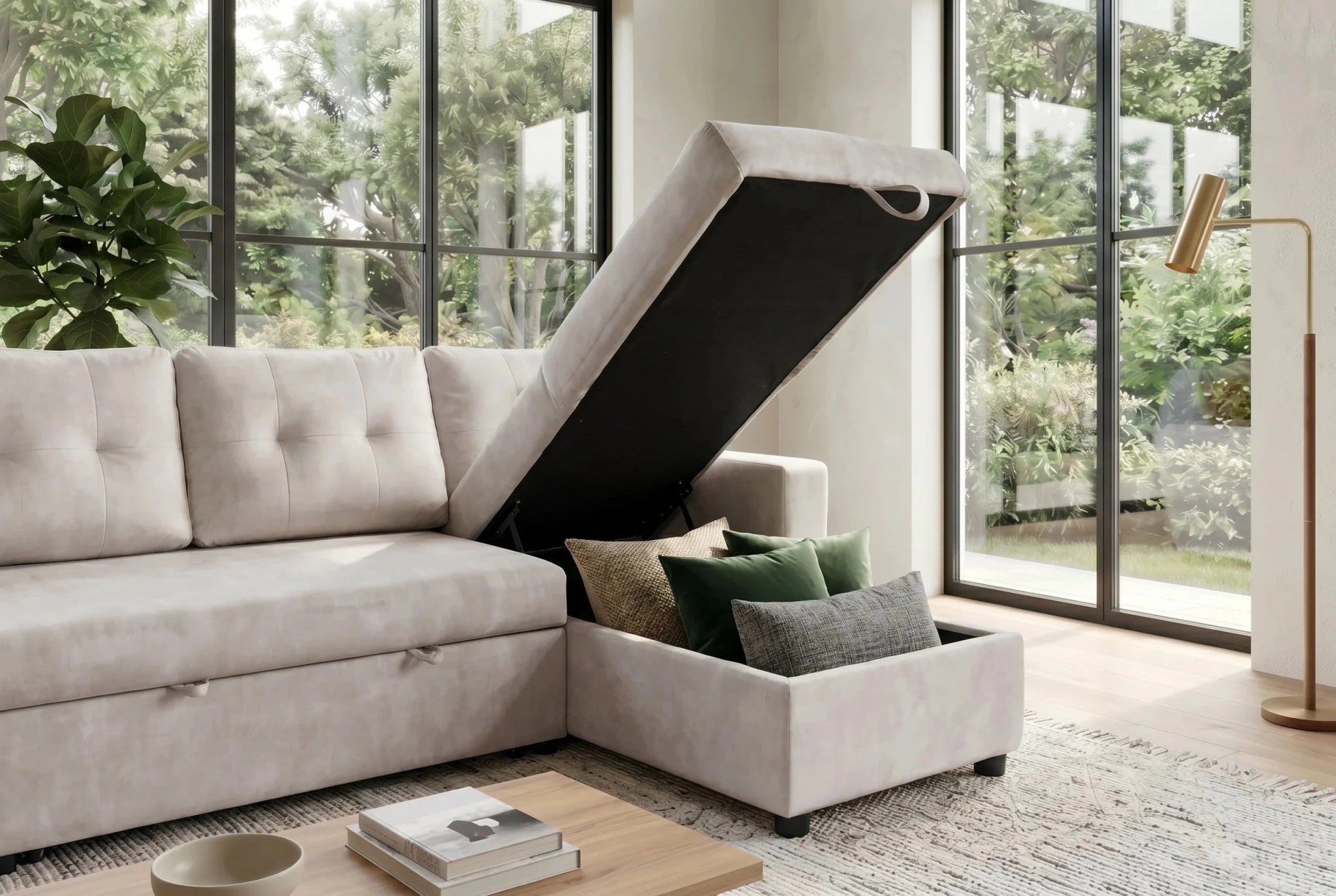 Beżowa sofa narożna z aksamitną tapicerką i czarnymi nogami do salonu