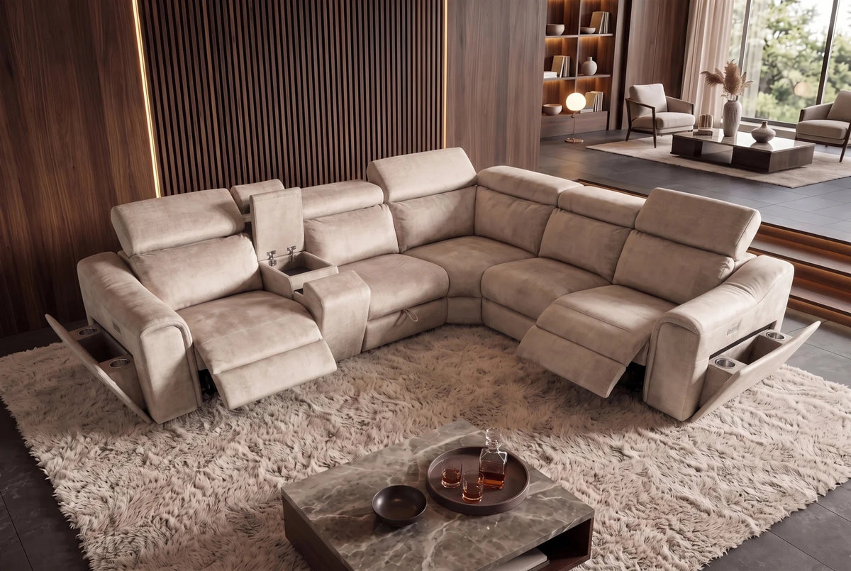 Beżowy narożnik PRIME w tkaninie velvet z elektryczną funkcją relax i schowkiem w nowoczesnym salonie