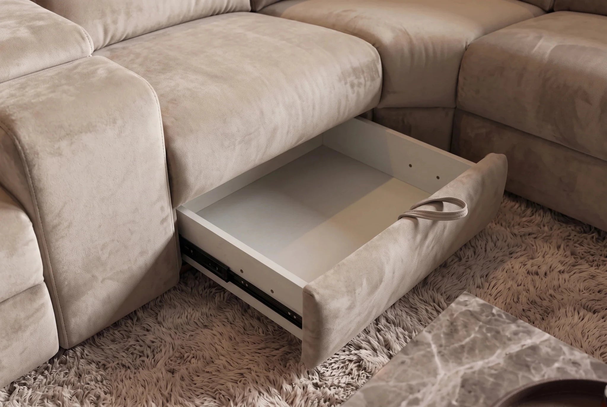 Beżowy narożnik PRIME w tkaninie velvet z elektryczną funkcją relax i schowkiem w nowoczesnym salonie