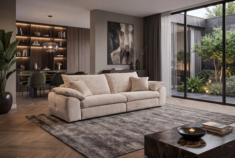 Beżowa sofa 260 cm w tkaninie szenilowej z miękkimi poduszkami do nowoczesnego salonu.