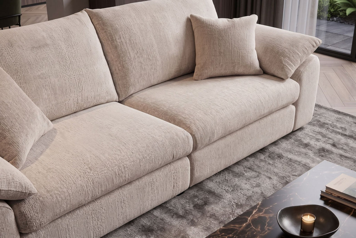 Beżowa sofa 260 cm w tkaninie szenilowej z miękkimi poduszkami do nowoczesnego salonu.