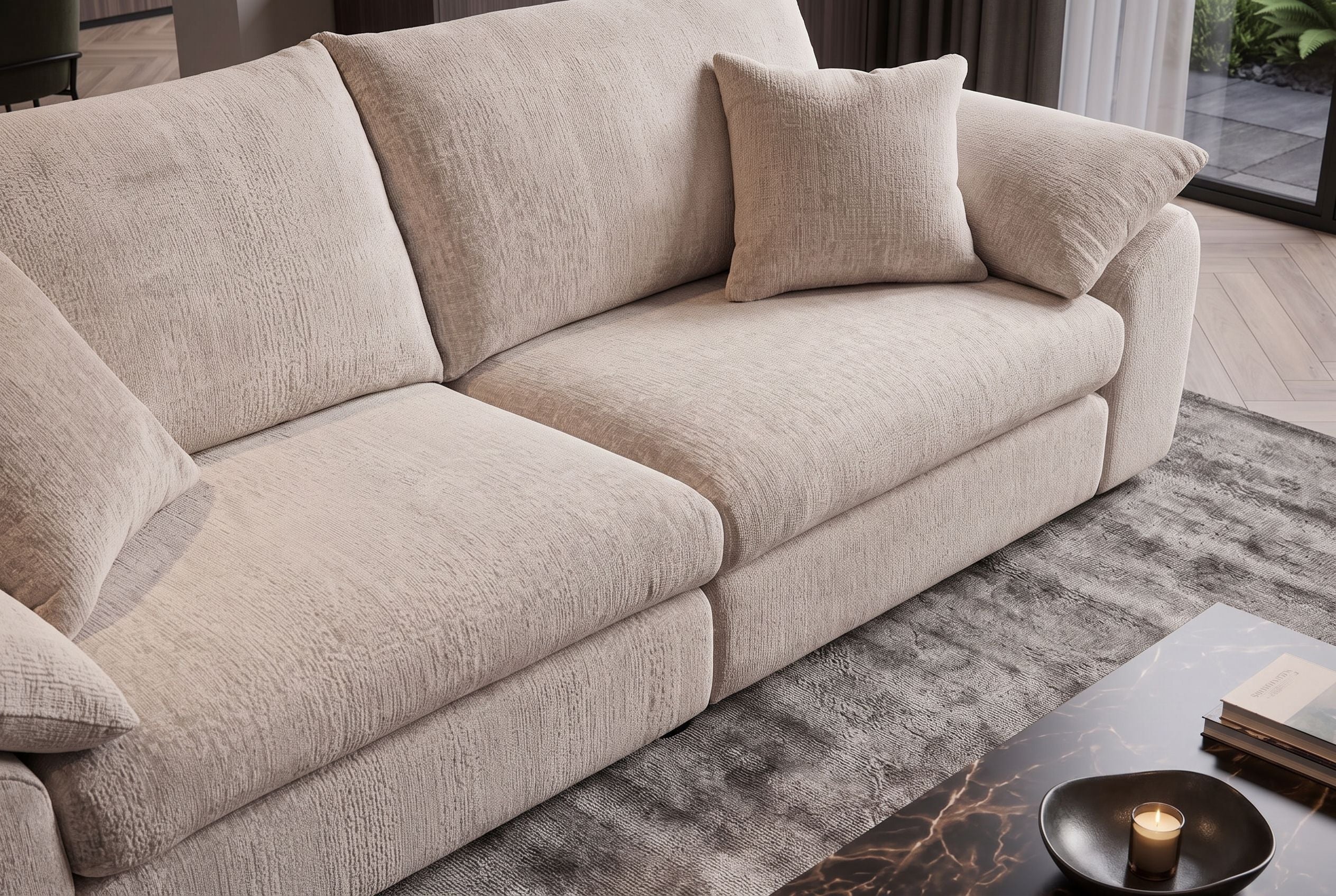 Beżowa sofa 260 cm w tkaninie szenilowej z miękkimi poduszkami do nowoczesnego salonu.