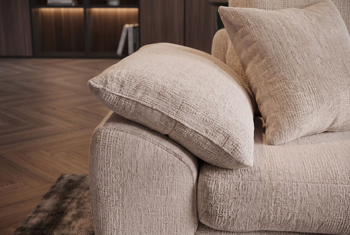 Beżowa sofa 260 cm w tkaninie szenilowej z miękkimi poduszkami do nowoczesnego salonu.