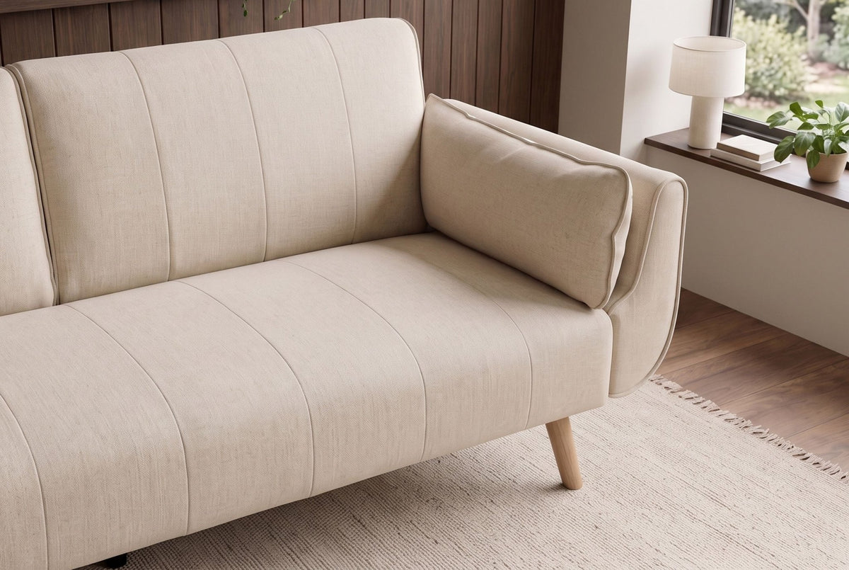Rozkładana sofa beżowa z funkcją spania, tkaniną strukturalną i drewnianymi nogami.