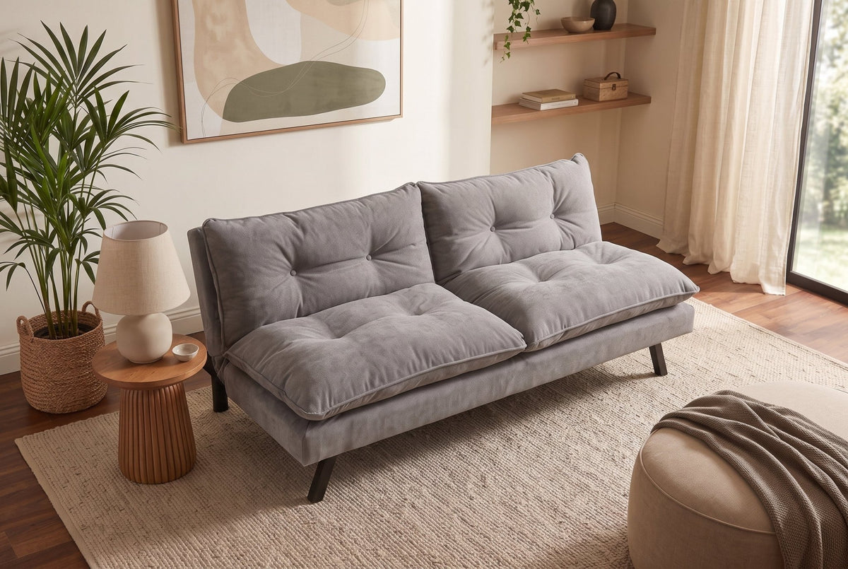Jasno szara sofa rozkładana z tapicerką szenilową i czarnymi nogami z drewna eukaliptusowego