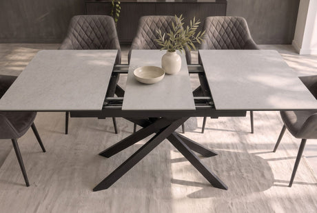 Rozkładany stół z ceramicznym blatem beton taupe i czarną geometryczną metalową podstawą