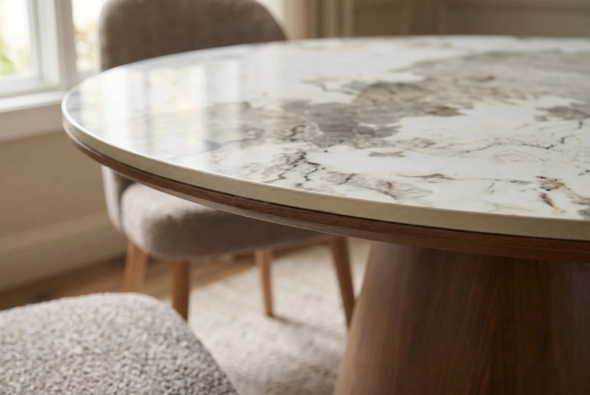 Okrągły stół 120 cm z ceramicznym blatem i brązową stożkową podstawą do salonu.