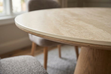 Okrągły stół 120 cm z beżowym ceramicznym blatem i podstawa w optyce dębu do salonu.