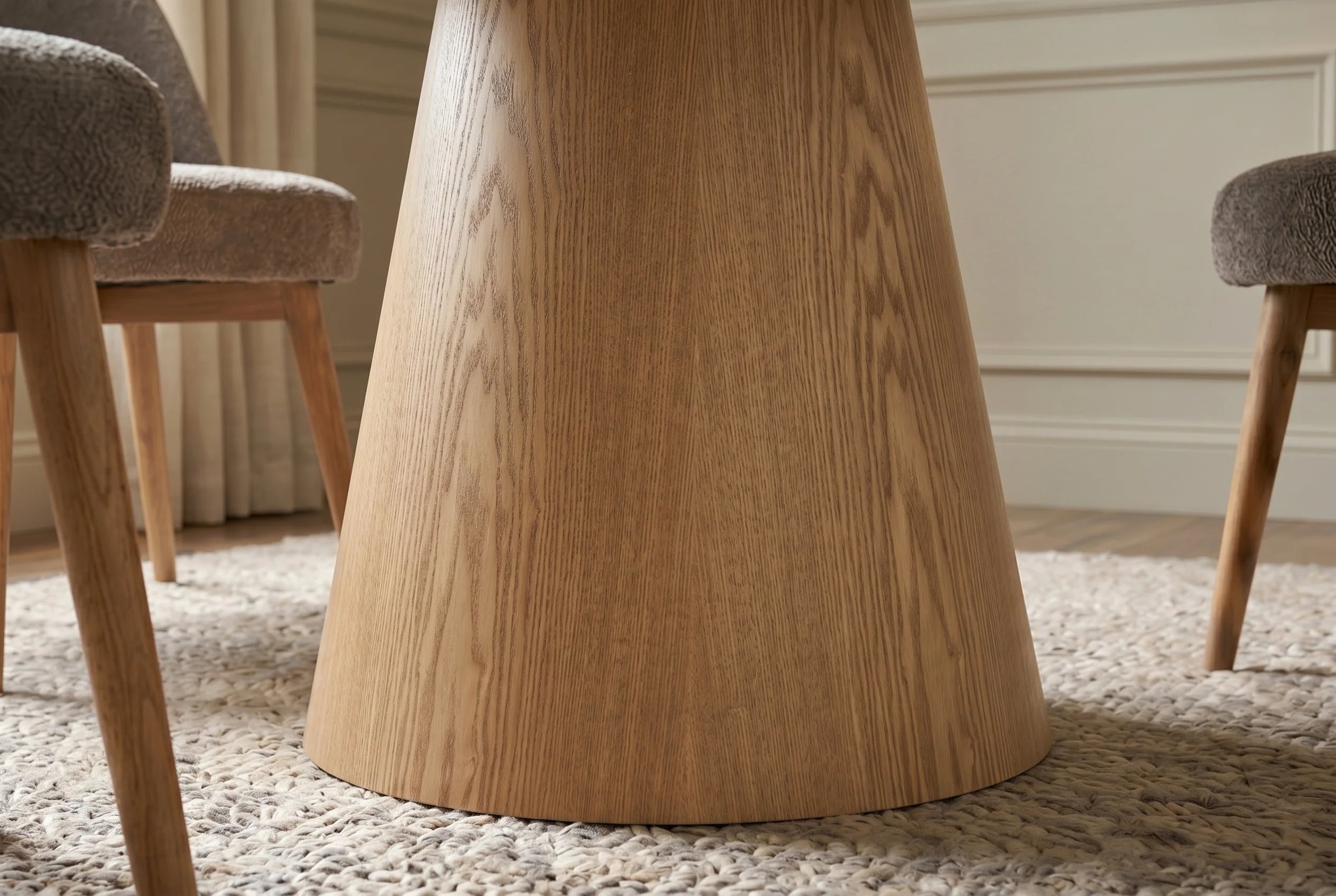 Okrągły stół 120 cm z beżowym ceramicznym blatem i podstawa w optyce dębu do salonu.
