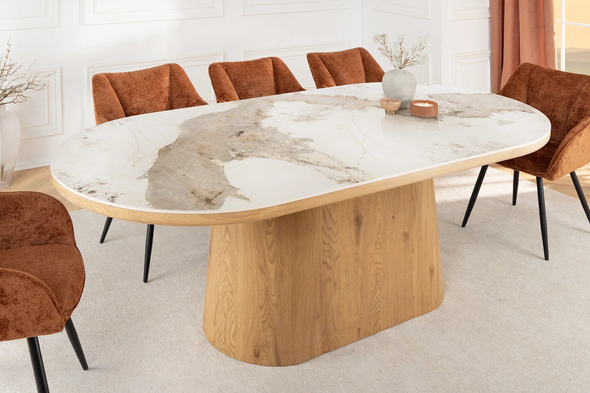 Stół z biało - szarym marmurowym blatem ceramicznym i brązową podstawą z forniru orzechowego