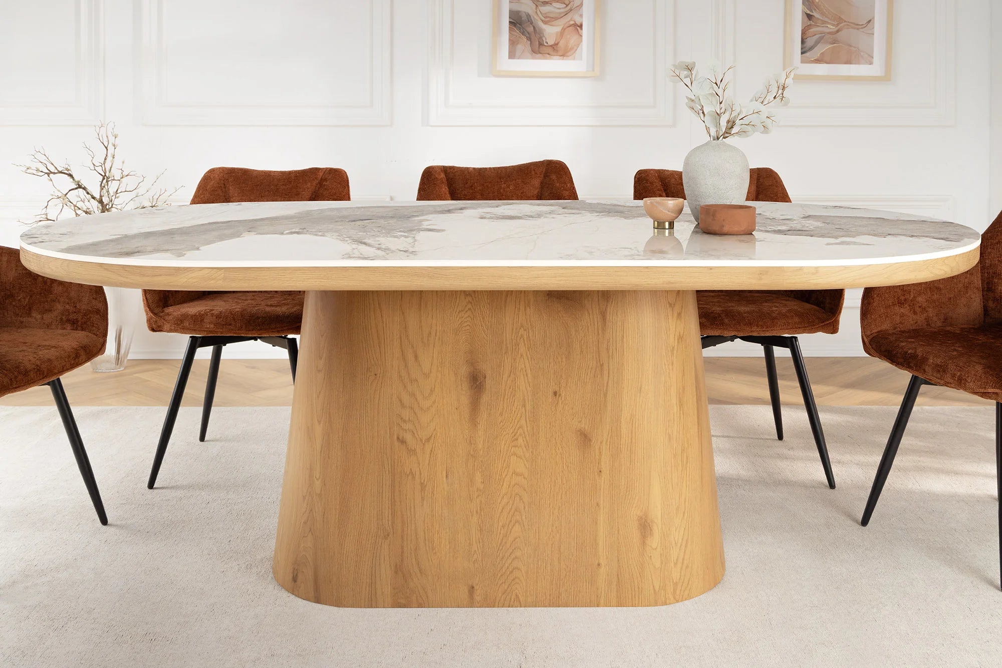 Stół z biało - szarym marmurowym blatem ceramicznym i brązową podstawą z forniru orzechowego