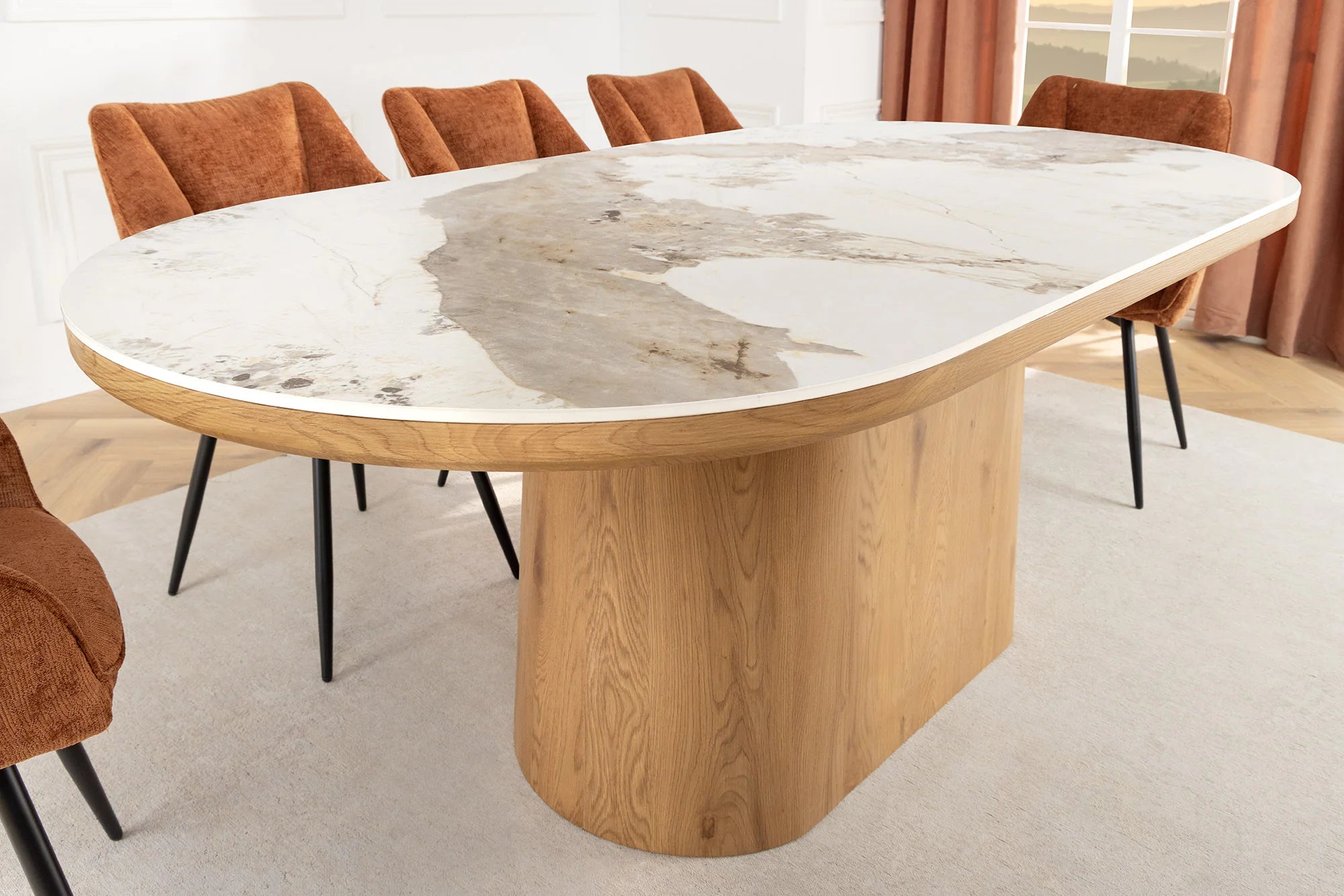 Stół z biało - szarym marmurowym blatem ceramicznym i brązową podstawą z forniru orzechowego