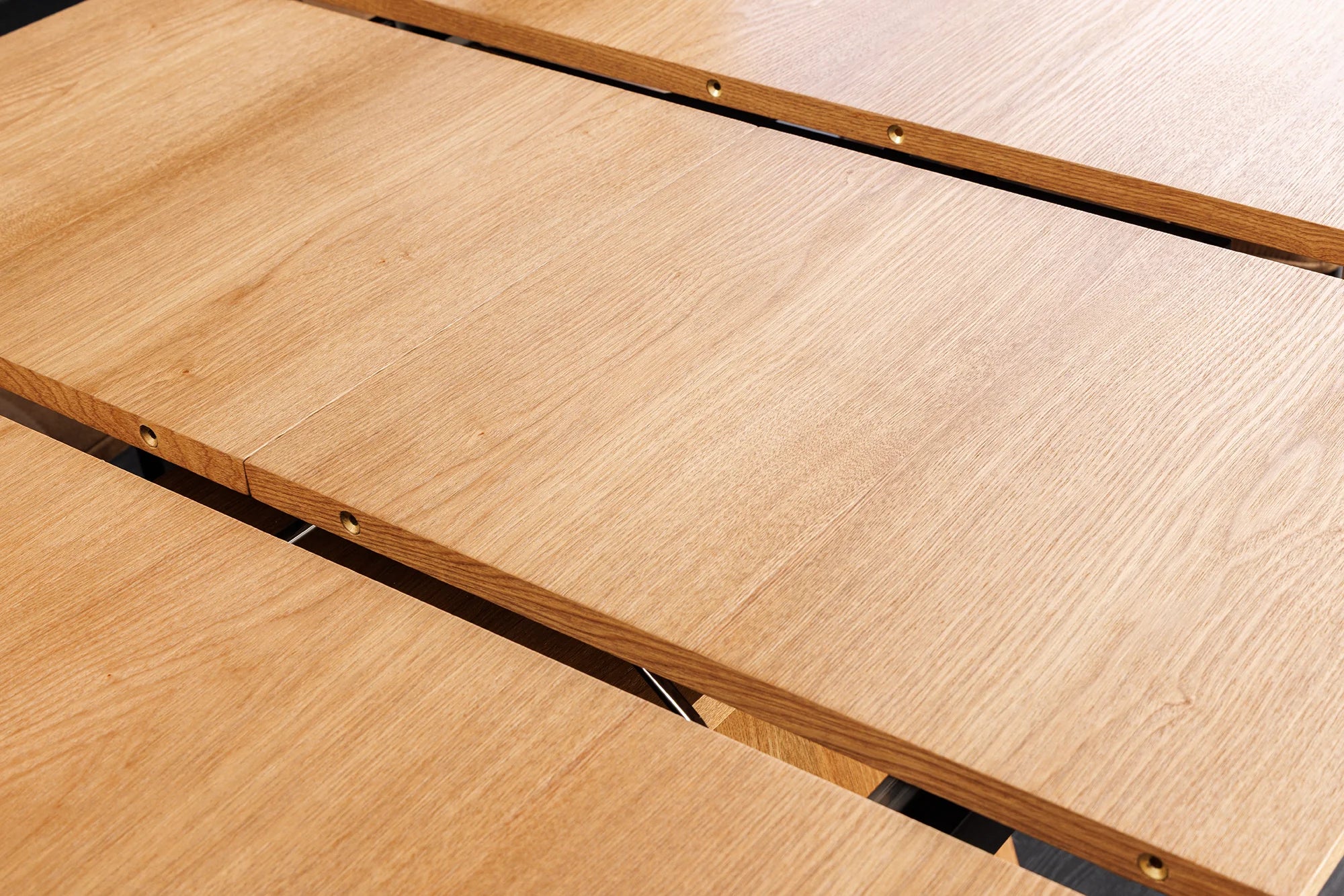 Stół rozkładany z MDF pokrytego naturalnym fornirem dębowym, owalny blat i stożkowa podstawa