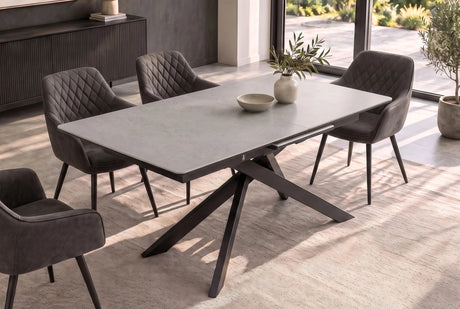 Rozkładany stół z ceramicznym blatem beton taupe i czarną geometryczną metalową podstawą