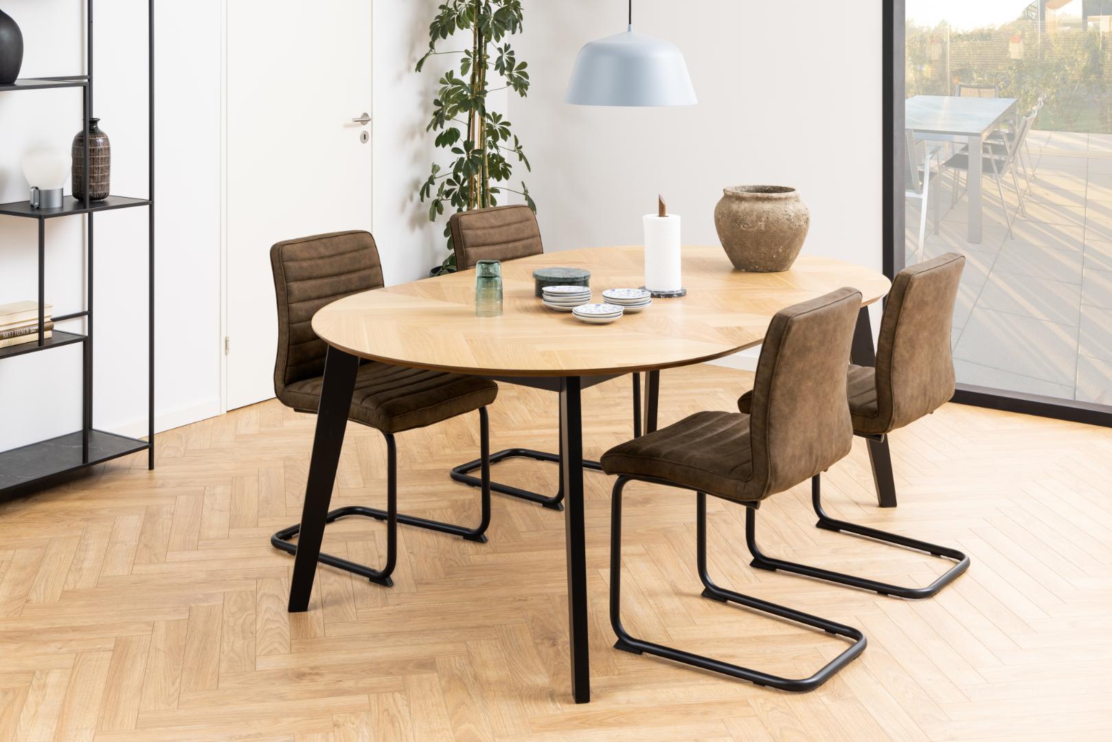 Okrągły stół rozkładany do jadalni z blatem w kolorze matowego dębu i czarnymi nogami